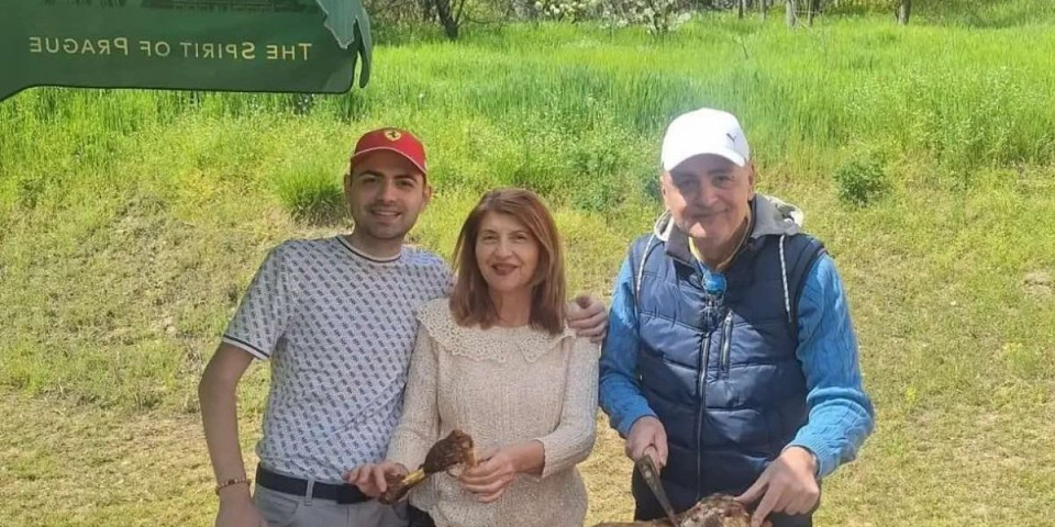 Pevač i pevačica slave Vaskrs na selu sa sinom: Pozirali sa pečenim prasetom (FOTO)