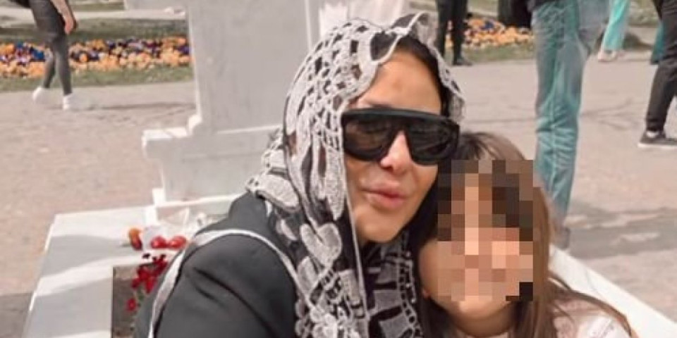 "Zar tako ideš u crkvu?": Anu Nikolić isprozivali zbog izdanja u kojem je posetila sveto mesto