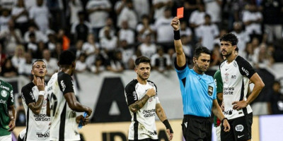 Šok scena: Uhvatio se za genitalije, pa posle VAR-a dobio crveni karton (VIDEO)