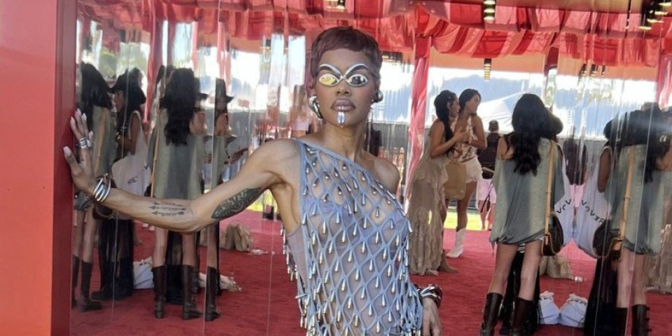 "Gola" haljina od koje padaju vilice: Glumica isklesanim telom i izrezom do pupka usijala mreže (FOTO)