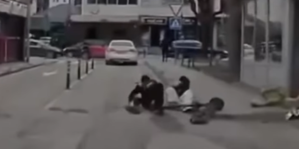 Jeziv snimak dece na trotinetu: Za dlaku izbegli najgore (VIDEO)