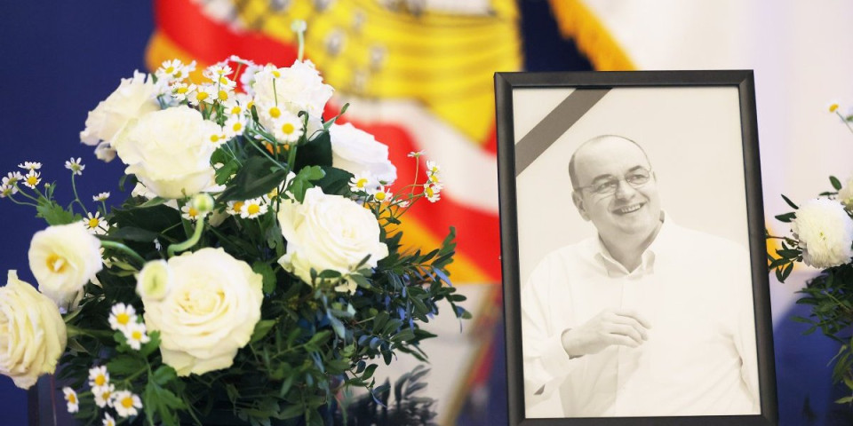 Održana komemoracija Dušku Vujoševiću: Porodica i prijatelji se oprostili od trenera (VIDEO/FOTO)