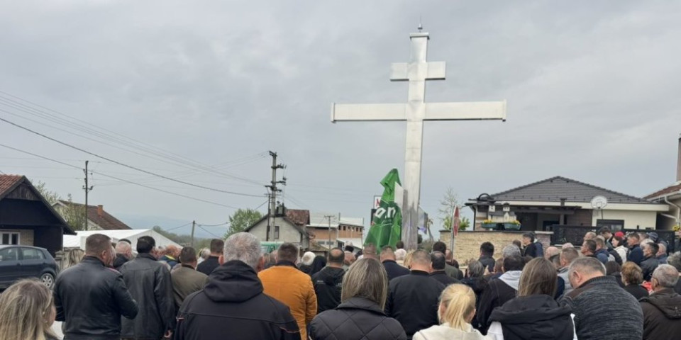 Impozantno: Lozničani podigli krst visok sedam metara na ovom posebnom mestu (VIDEO)