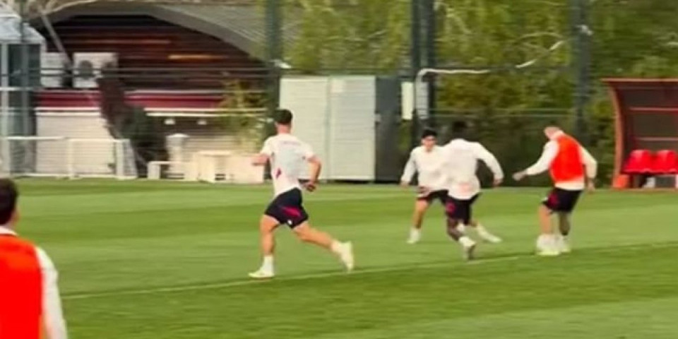 Kakva golčina fudbalera Zvezde s pola terena: Krunić oduševio potezom na treningu (VIDEO)