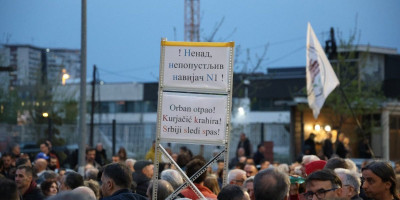 Mala grupa građana koja se okupila ispred televizije N1, u ponedeljak uveče, na skupu podrške toj medijskoj kući, zaboravila je da se upravo na tim frekvencijama mogu čuti navodi da je srpski narod genocidan.