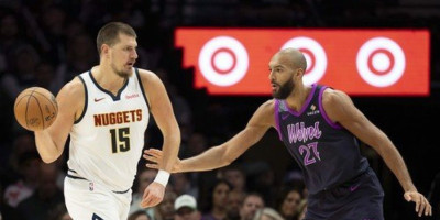 Jokić bez milosti ponižava Gobera, teroriše ga, a on mu skida kapu