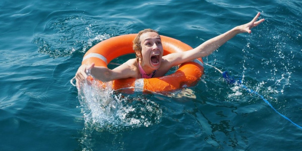 Horor na kupalištu: Žena mislila da se uhvatila za drvo, a usledila je borba za život (VIDEO)