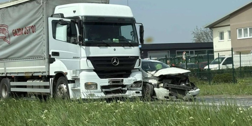 Težak udes kod Novog Sada: Tri osobe povređene (FOTO)