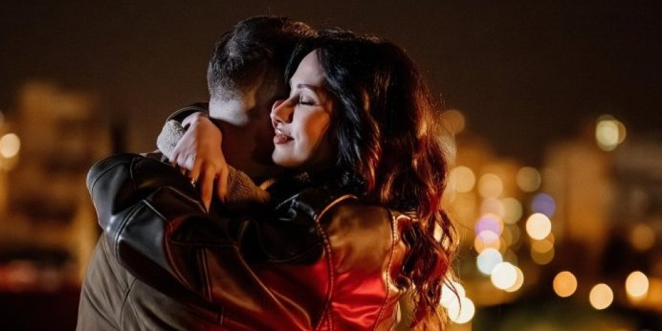 Povratak šarmera koji je osvajao devojačka srca: Lukijan u strasnom zagrljaju s brinetom