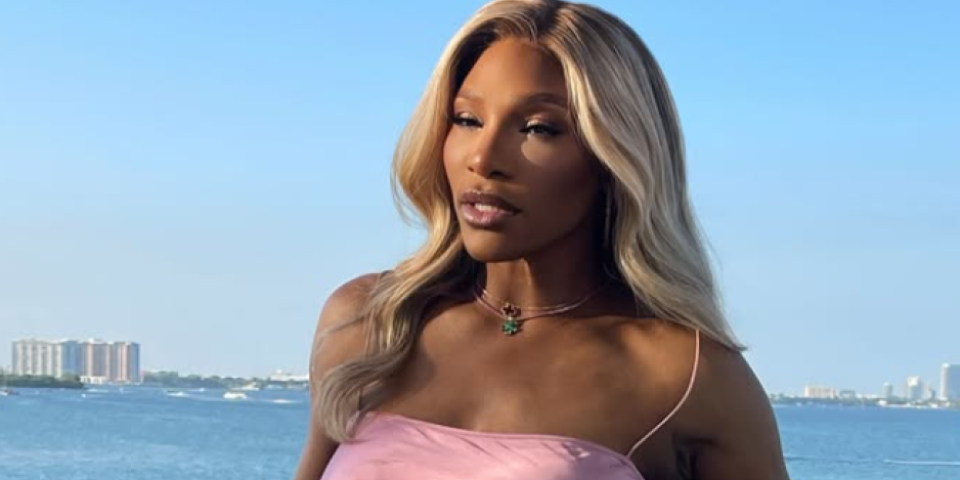 Svi gledaju u Sereninu gu*u - Opasno meša Amerikanka, gori internet (VIDEO)