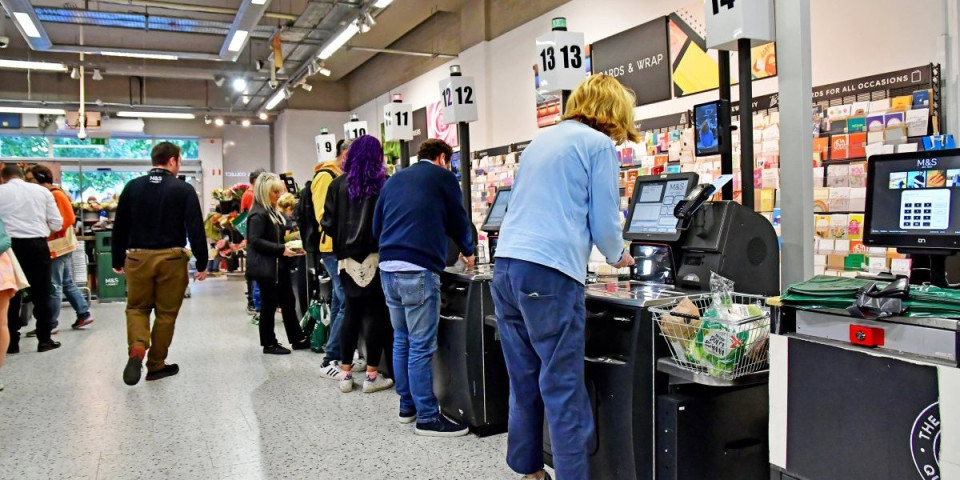 Vučića napadali zbog brige o namirnicama, a Englezi tek sada krenuli panično da štede: Predsednik opet pokazao da je vizionar