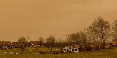 Žuto nebo, prljavi automobili i mrlje nalik rđi prvi su pokazatelji krvave kiše koja je ovih dana ponovo nad Srbijom.