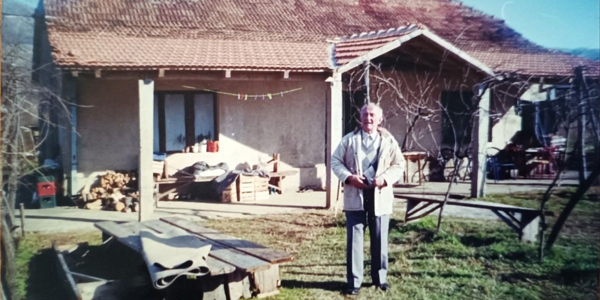 Blagoje ispred porodične kuće