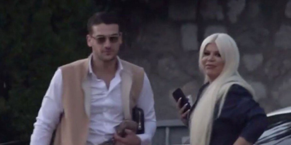 Evo kako izgleda dečko Dare Bubamare: Prvi put u javnosti sa njim, ljube se nasred ulice