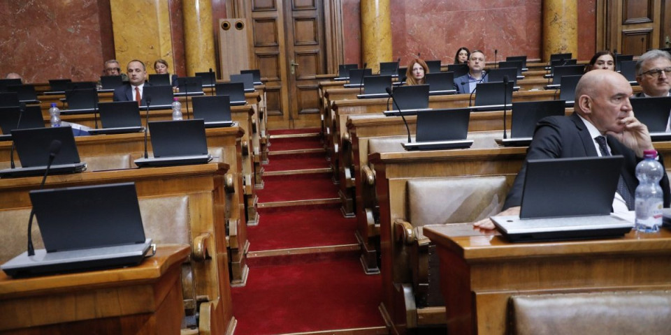 Dan za glasanje u Skupštini: Evo koliko se opozicionih poslanika danas pojavilo - prave štetočine (FOTO)