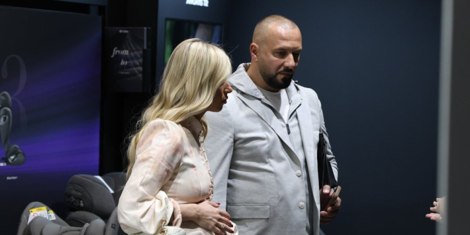 Pročitao njene reči i zanemeo - Pevača u porodičnoj kući sačekalo ljubavno pismo: "Ne mogu da ti opišem..."