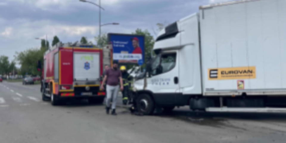 Je li moguće? Vatrogasci upalili rotaciju i krenuli na teren u Novom Sadu, tada je naleteo kamion... (FOTO)