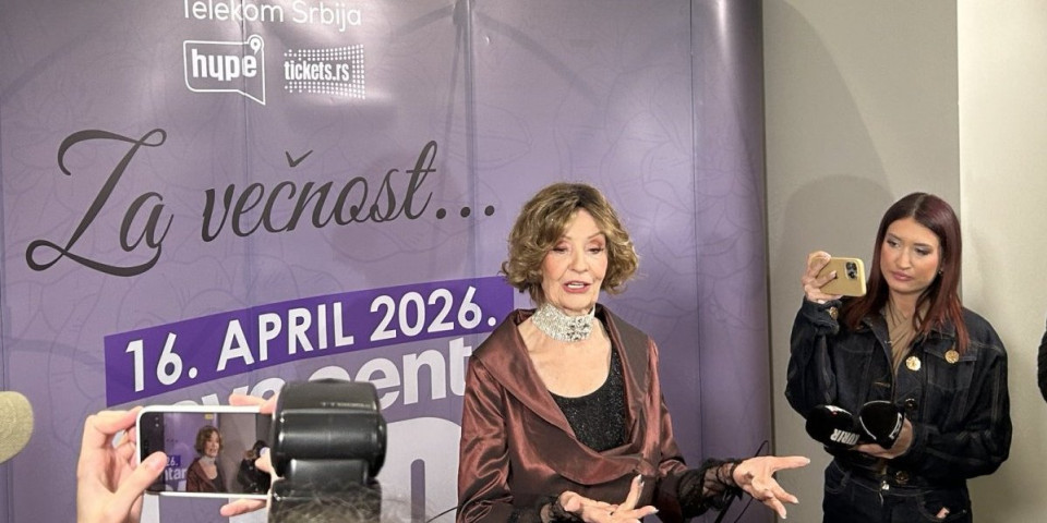 Lepa Lukić prešla na žene: Pevačica šokirala javnost (VIDEO)