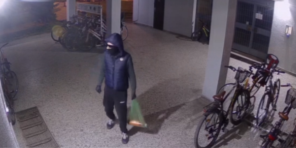 Porodica iz Novog Sada na meti blokadera: Uništili im vrata i auto, a sad najavljuju novi haos (FOTO/VIDEO)