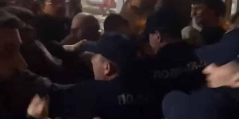 Oglasila se policija: Ovo je zatečeno ispred Medicinskog fakulteta - ima i povređenih