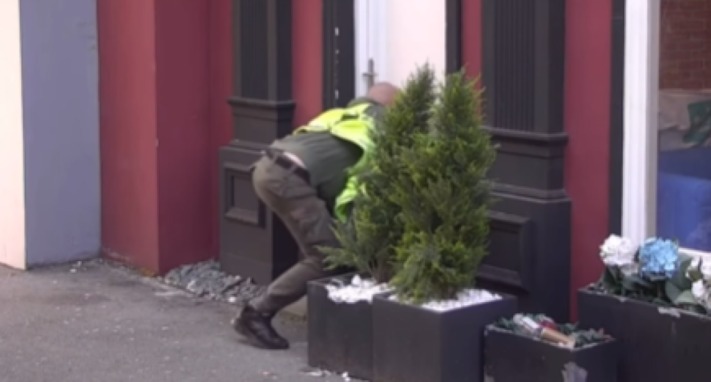 Obezbeđenje ga vuče za noge: Uroš Stanić razvalio vrata i pokušao da pobegne (VIDEO)