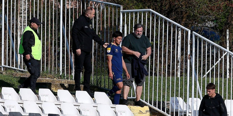 (FOTO) Brutalna tuča na meču Čukaričkog i Radnika! Umešao se i igrač, policija hitno reagovala