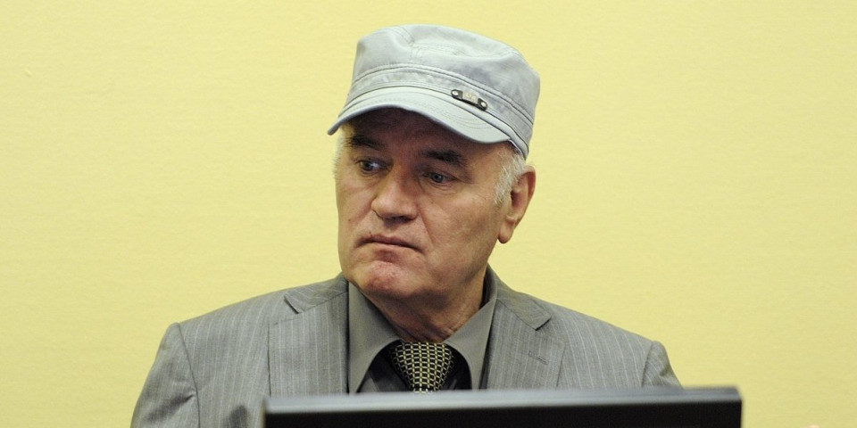 General Mladić ne može da jede ni da pije vodu! Sin Darko: Ako ne možemo da ga spasimo, bar da mu malo produžimo život