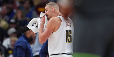 Strašno, ceo Denver je zanemeo - Jokić krvav otrčao do klupe, a onda... (VIDEO)