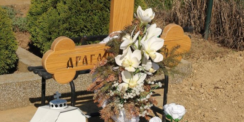 Danas se obeležava 40 dana od smrti Dragana Lazića: Na grobu bele ruže i krst (FOTO)