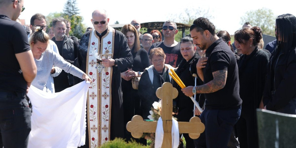 Potresne scene na pomenu: Majka Branka jeca, a Darko ne pušta ćerke pokojnog brata (FOTO/VIDEO)
