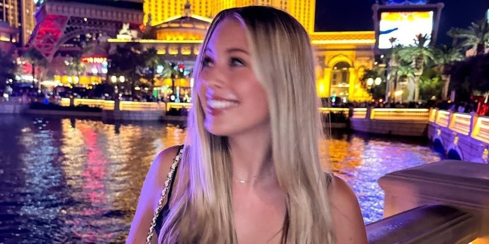 (FOTO) Ko je plavuša na mečevima Nikole Jokića? Privukla je veliku pažnju, svi bruje o njoj zbog jednog detalja