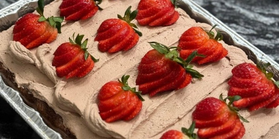 Trileće sa jagodma za koji svi traže recept: Osvažavajući i sočan kolač savršen za tople dane