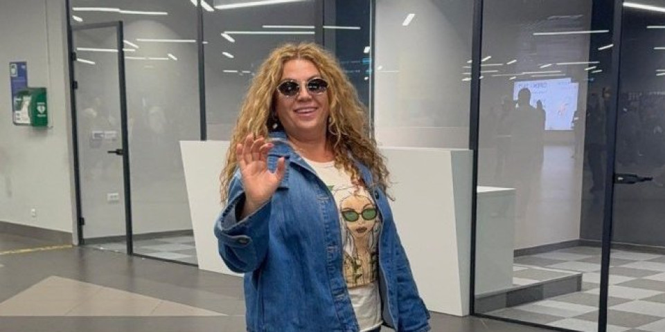 Uhvatili smo pevačicu na aerodromu: Neprestano radi, a od tezgi je razvila unosan biznis (VIDEO)