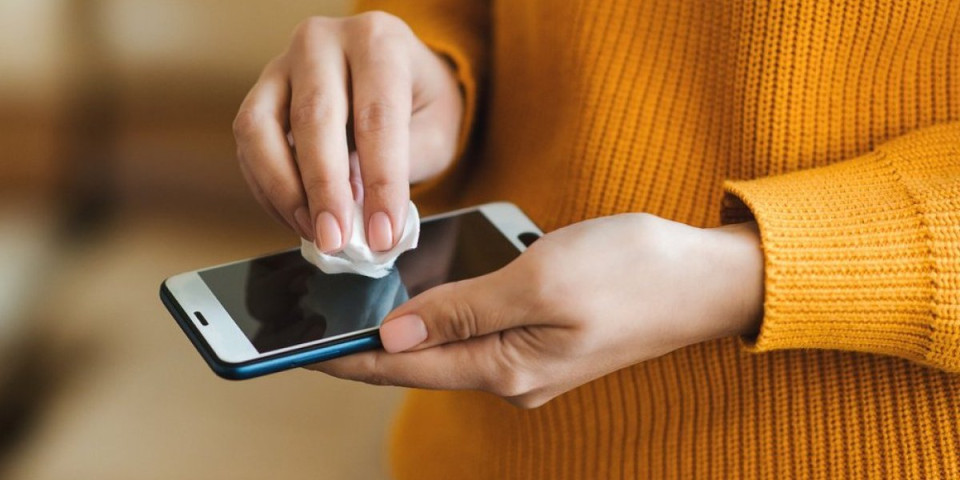 Očistite mobilni telefon vodom i sapunom: Evo kako to da učinite (VIDEO)