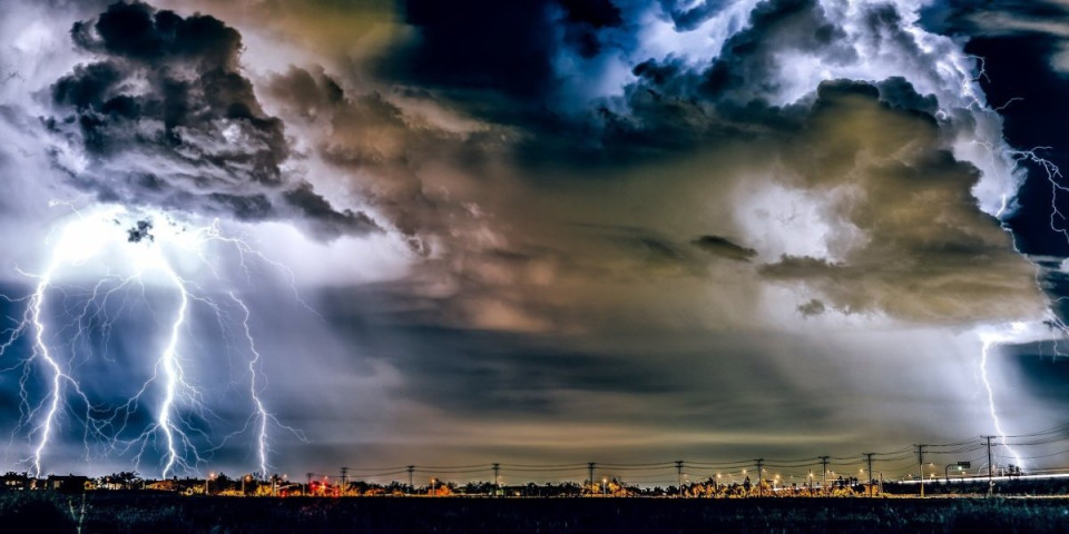 Crveni alarm za ovaj deo Srbije: Stižu pljuskovi sa grmljavinom, spremite jakne za Prvi maj