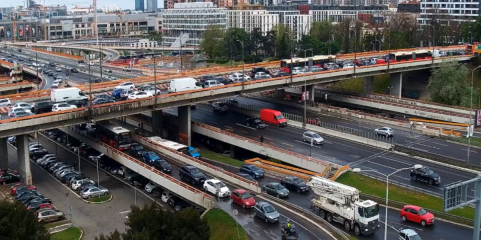 Kolaps u Beogradu: Jutarnji špic pretvoren u noćnu moru, nepregledne kolone širom grada (FOTO)