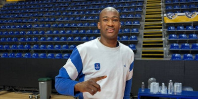 Košarkaš Efesa Kai Džons za Sportinjo: Kad bih igrao za večite s navijačima bih srušio Beogradsku arenu