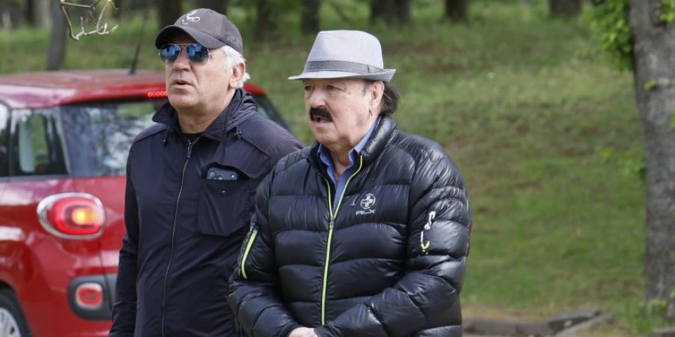 Haris Džinović potišten: Pevač stigao na sahranu Saše Katančića (FOTO/VIDEO)