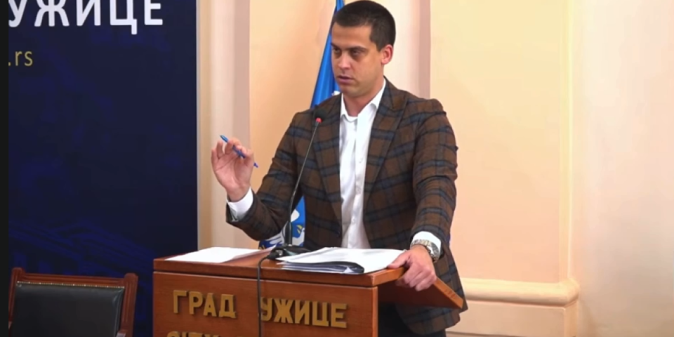 (VIDEO) Prvo i poslednje upozorenje! Jezive pretnje za skupštinskom govornicom, poznati novinar na meti