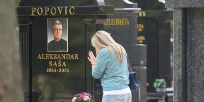 Udovica Saše Popovića izašla na groblje: Simbolika praznika ostaviće vas bez reči (FOTO)