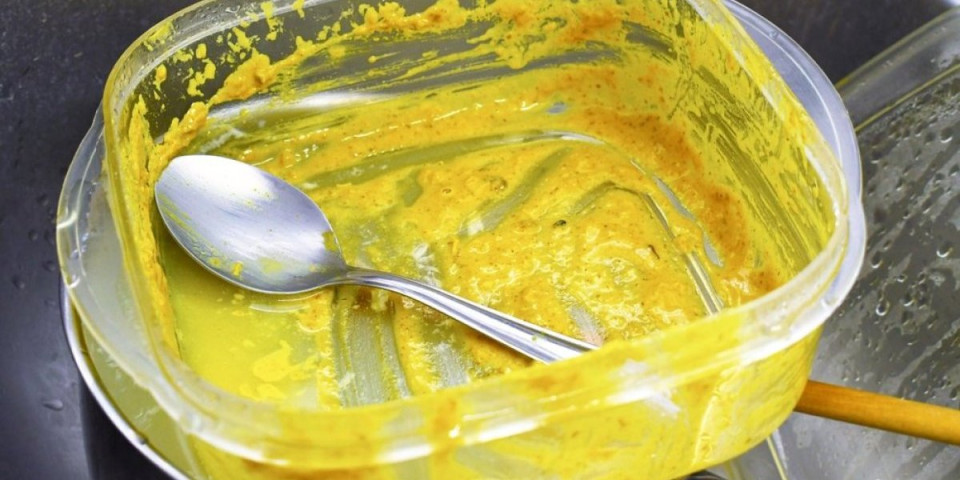 Uklonite masnoću sa plastičnih posuda očas posla: Bez ribanja, samo protresete