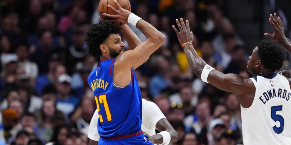 Auuu, šta bi ovo? Jokićev saigrač pogodio sa više od pola terena (VIDEO)