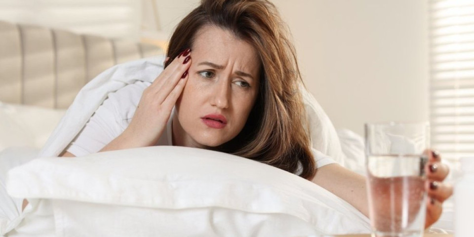 Nikada ne ostavljajte vodu u čaši pored kreveta: Ovaj proces menja ukus dok spavate, a da ne primetite