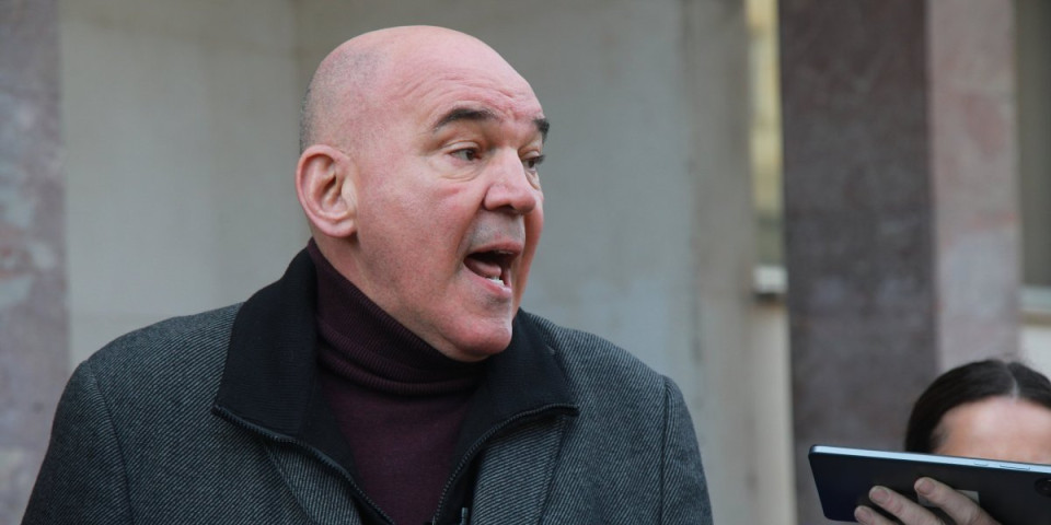 Poslanik blokader umesto u parlamentu viđen u kafani: Petar Bošković popio nekoliko rakija, pa seo za volan (VIDEO)