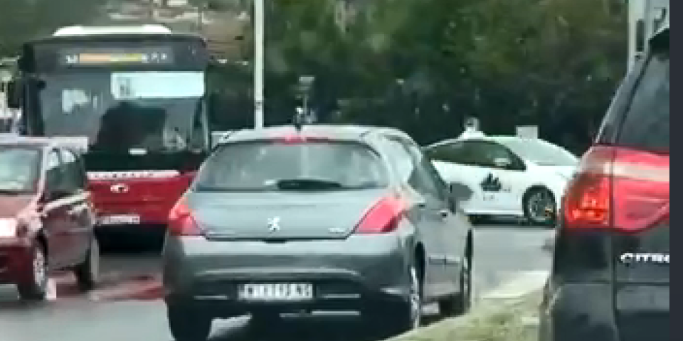 Vozač "pežoa" bez pameti: Pogledajte šta je uradio (VIDEO)