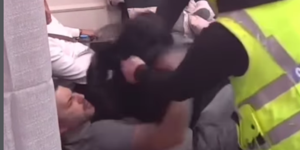 Asmin uhvatio Maju za gušu: Počeo da je davi, obezbeđenje odmah doletelo (VIDEO)