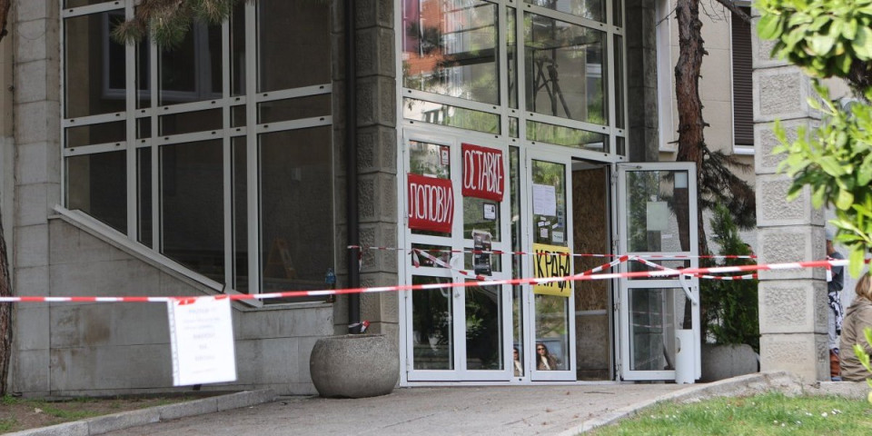 Sve je snimljeno! Evo šta se dešava ispred Medicinskog fakulteta