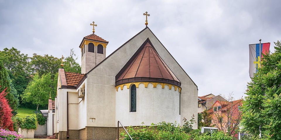 Jezivo: Oskrnavljena crkva na Karaburmi - Vandali ofarbali ikone crvenom bojom (FOTO)