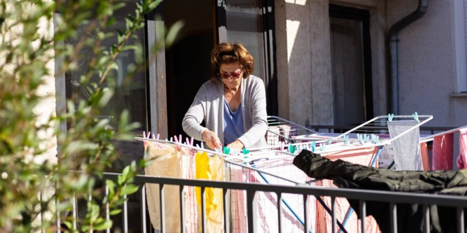 Veš će biti suv na terasi za 2 sata i kada je oblačno: 3 trika koja skraćuju vreme na pola