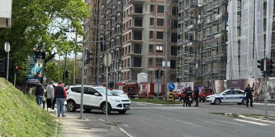 Vatra preti da se proširi na okolne zgrade: Poznato kako je došlo do požara na Čukaričkoj padini (FOTO/VIDEO)